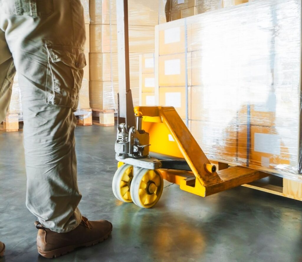 Fast pallet transfer process at cross docking facility in Mississauga, reducing storage time.