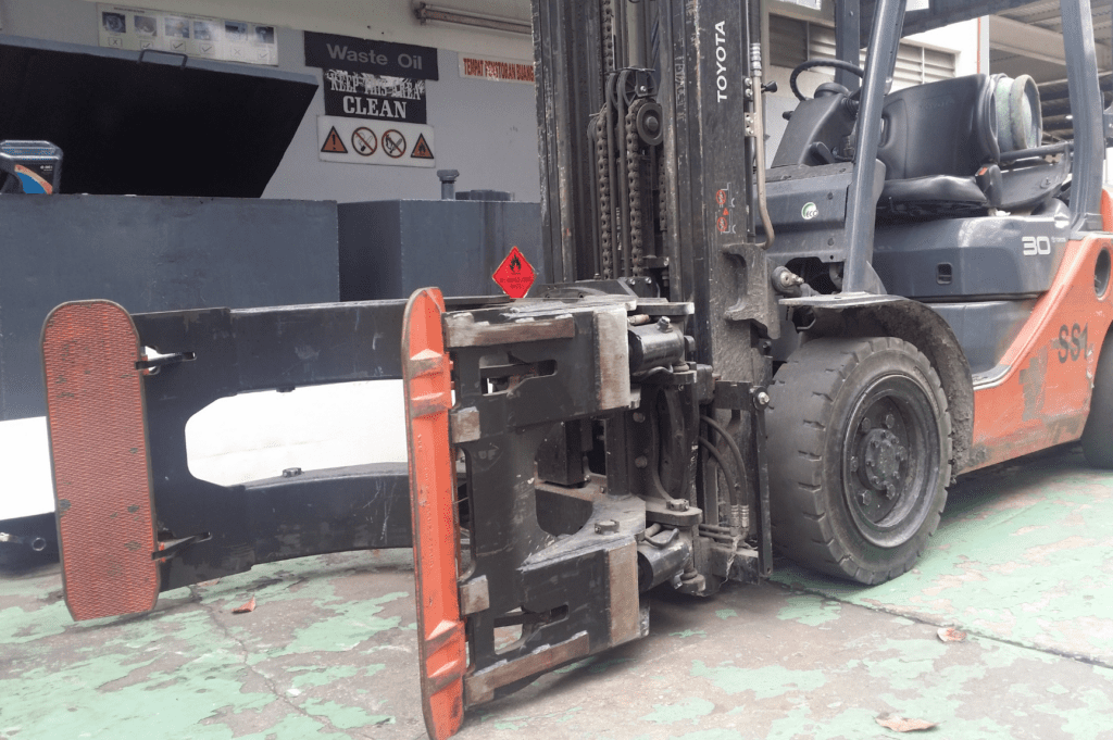 What is a Clamp Truck? A clamp truck forklift used for efficiently handling bulky materials like paper rolls and bales in a warehouse setting